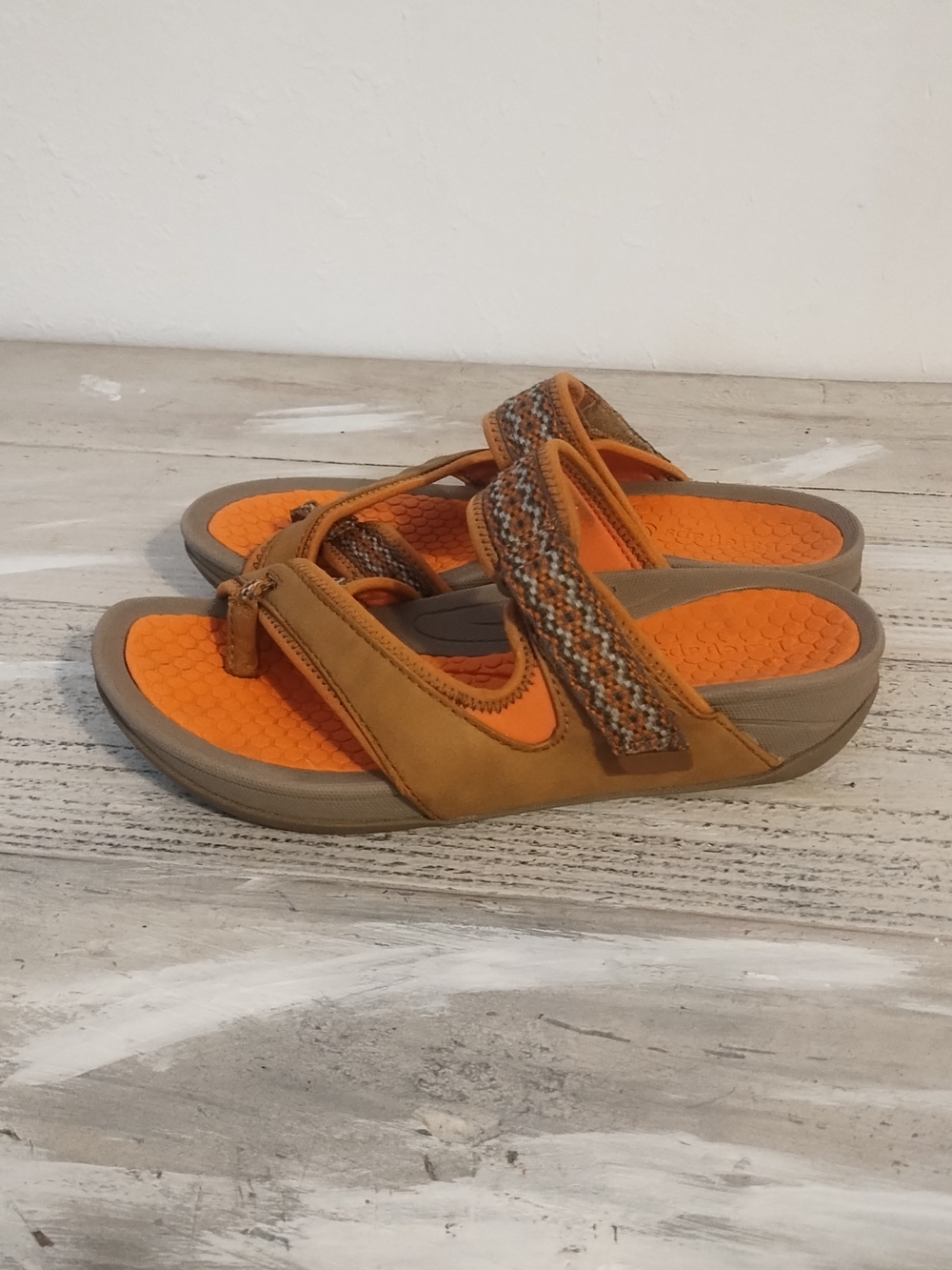 Baretraps Sandals Denni U.S.A size 6.5M Massaging Footbed Arch Brown & Orange